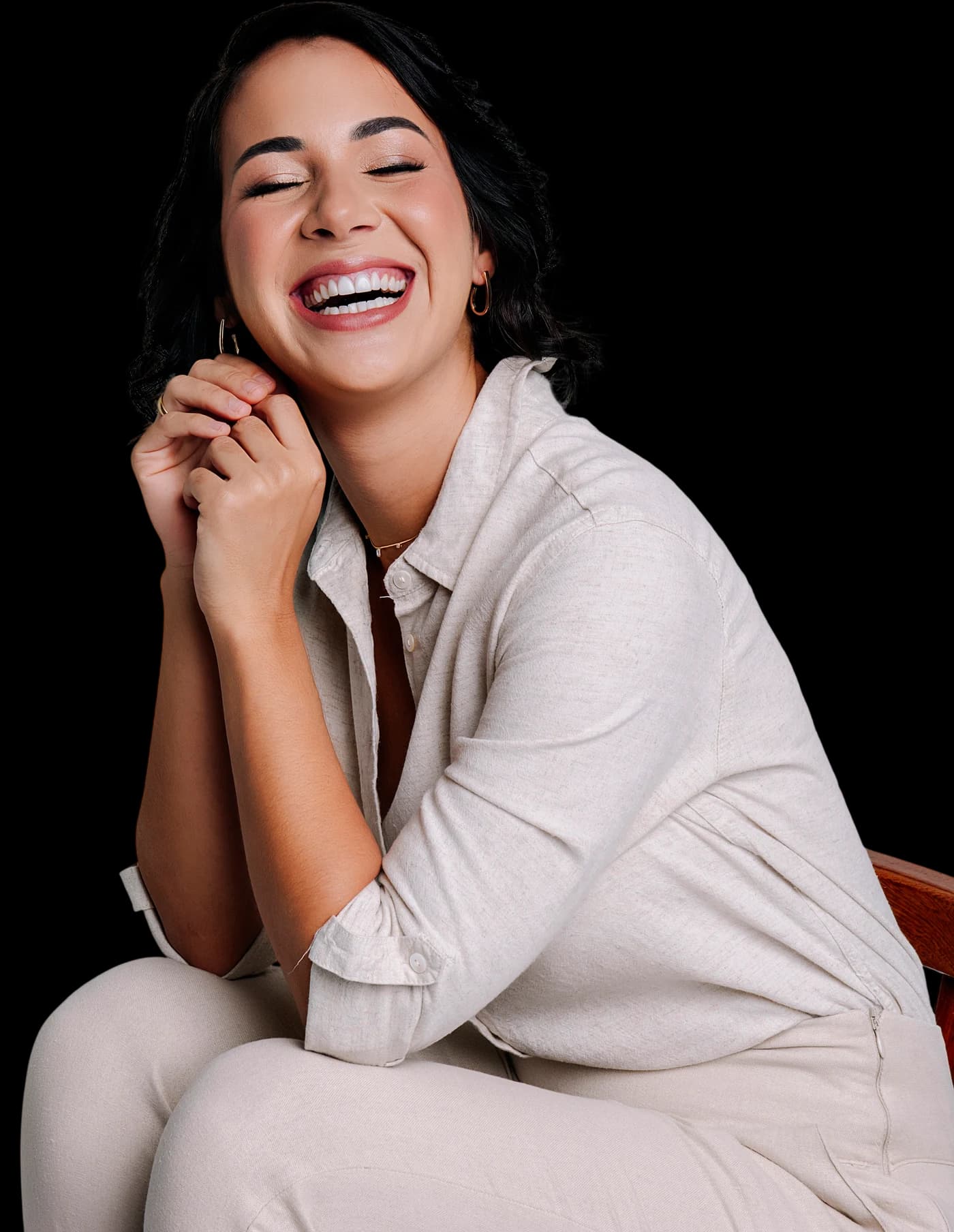 Dra. Tainá Josino sentada, sorrindo